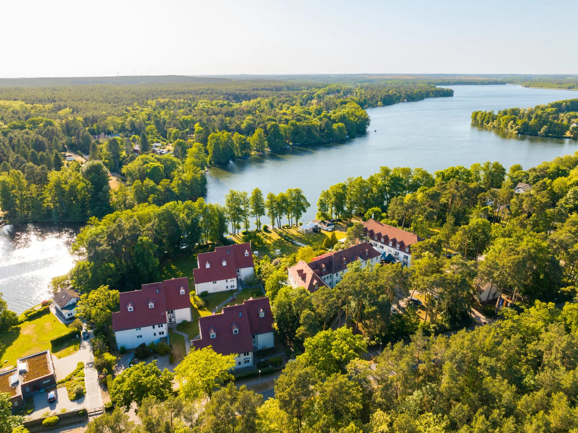 Residenz Seehotel und Motzener See aus der Luft im Sommer