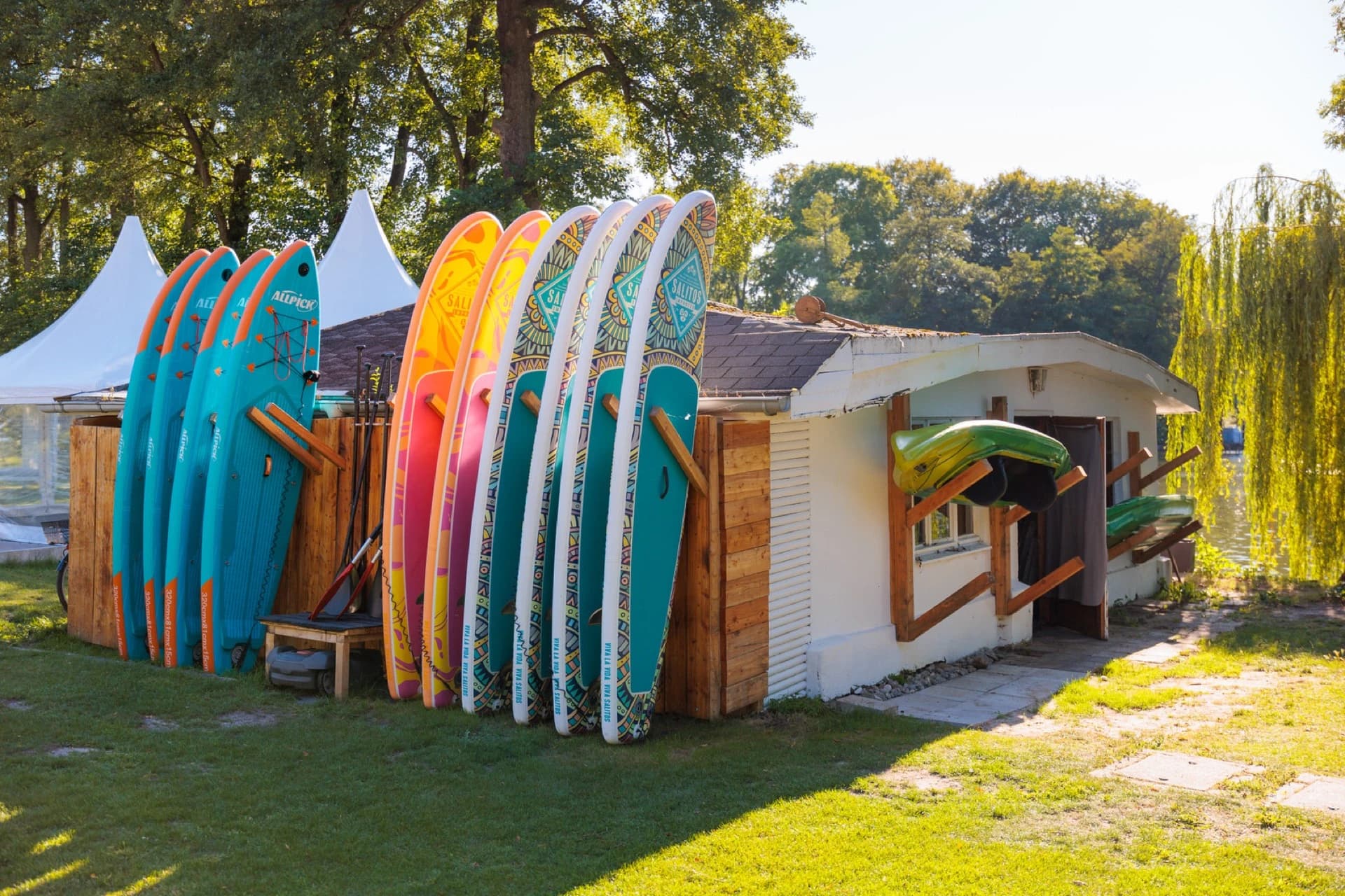 SUP-Boards am Strand des Motzener Sees