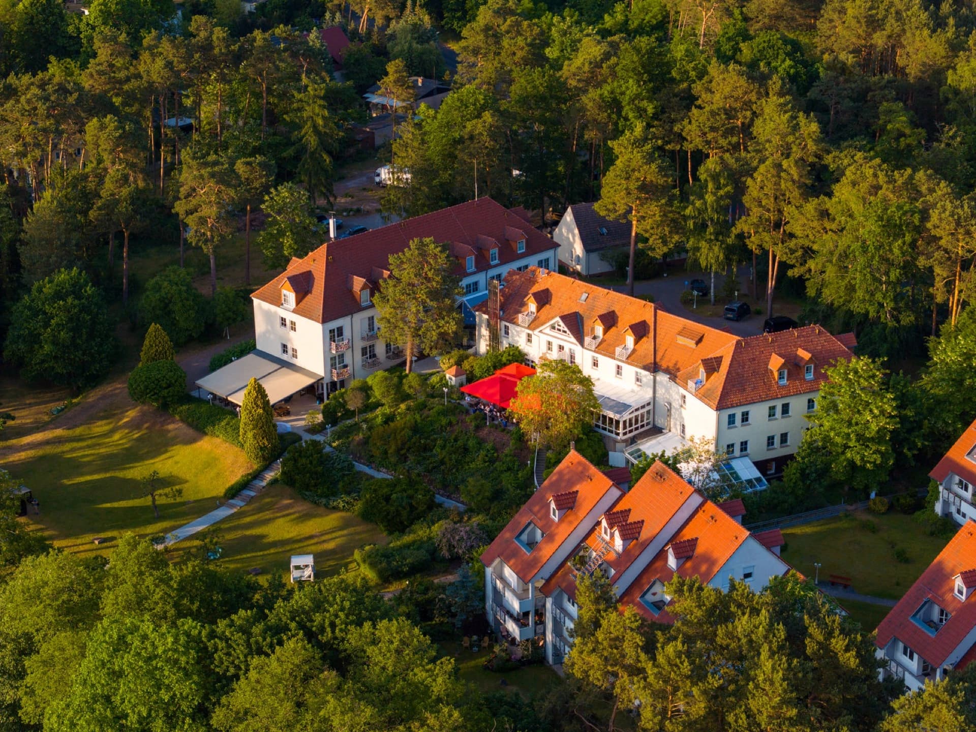Festlich gedeckter Hochzeitssaal im Residenz Seehotel