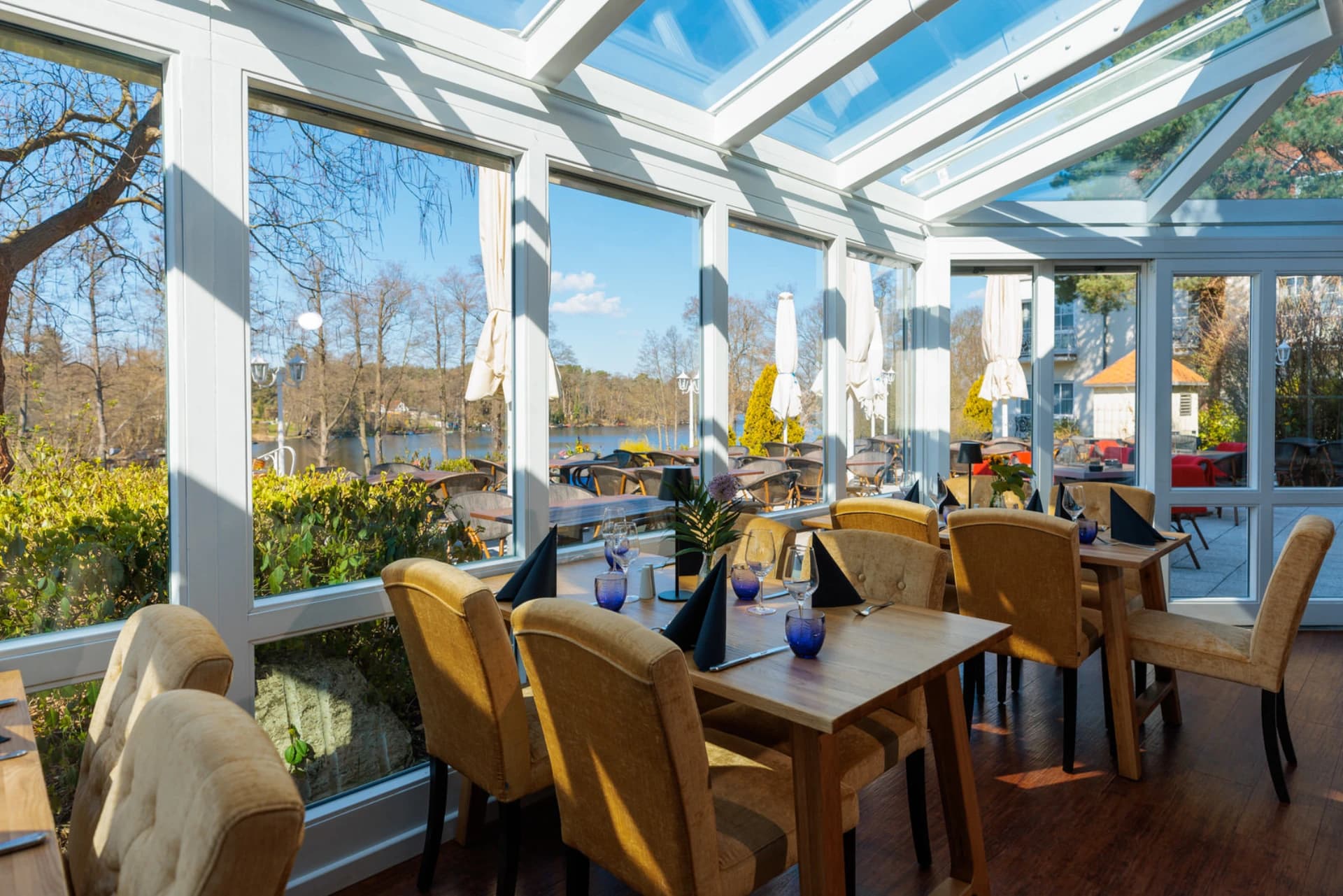 Wintergarten-Restaurant mit Glasdach