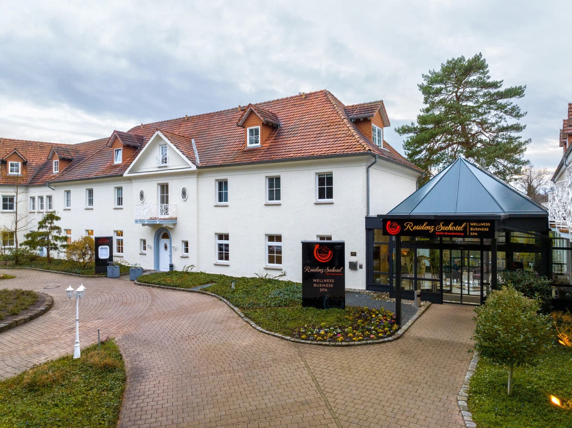 Luftaufnahme des Residenz Seehotels am Motzener See