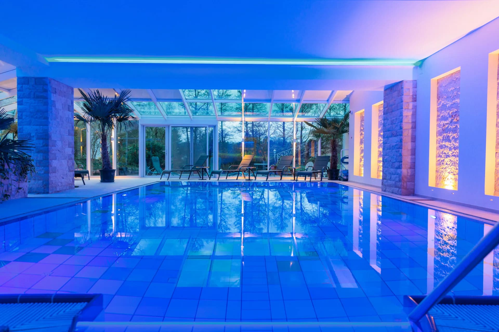 Innenpool des Residenz Seehotels mit blauer Beleuchtung
