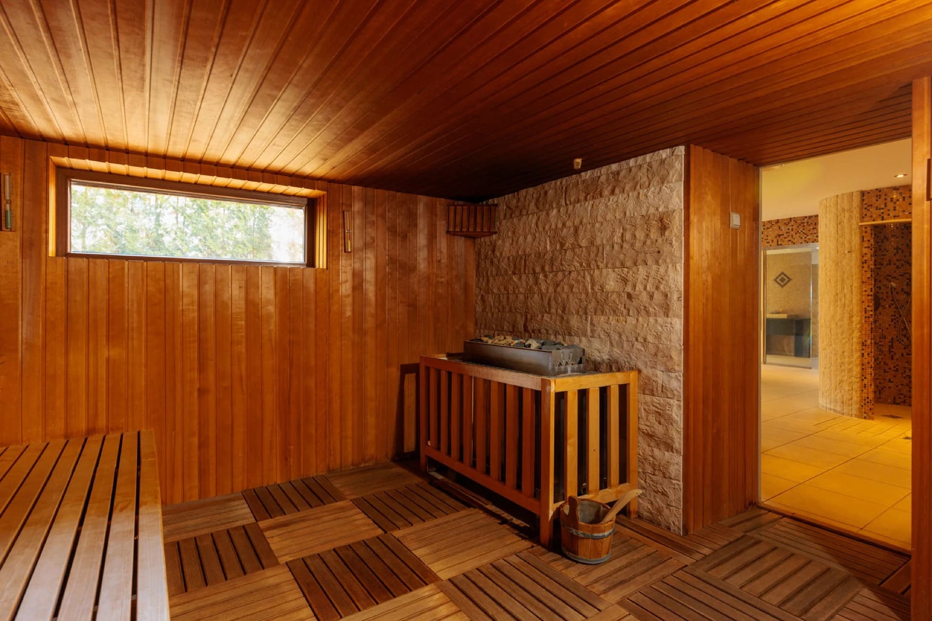 Sauna-Detail mit Holzbänken